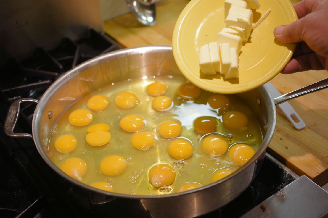 How to scramble 2 dozen eggs